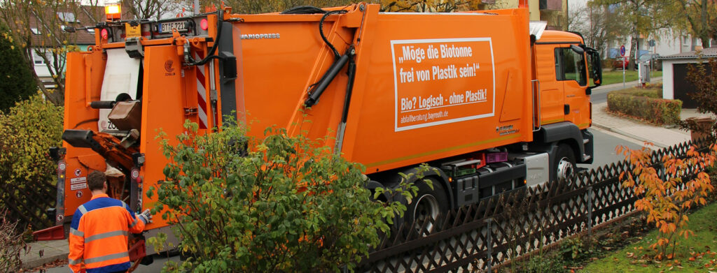 oranges Müllfahrzeug