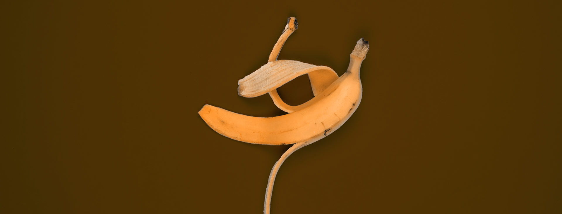 Bananenschale auf braunem Grund