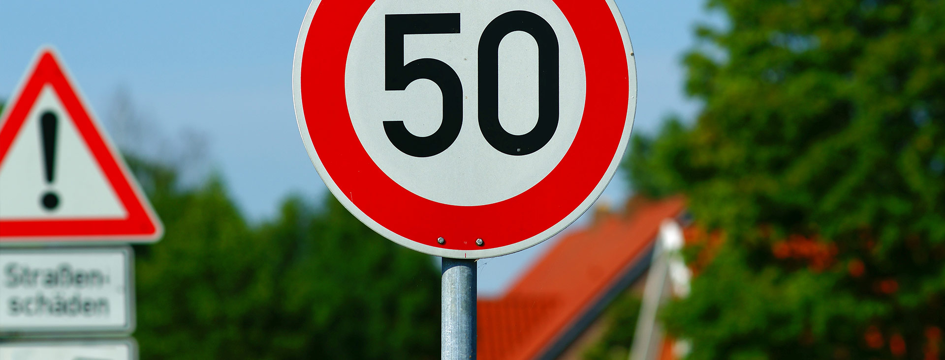 Vekehrschild mit Geschwindigkeitsbegrenzung auf 50 Kilometer pro Stunde