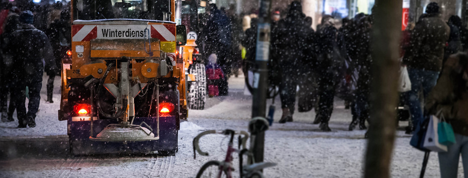 Winterdienstfahrzeug fährt durch die Fußgängerzone