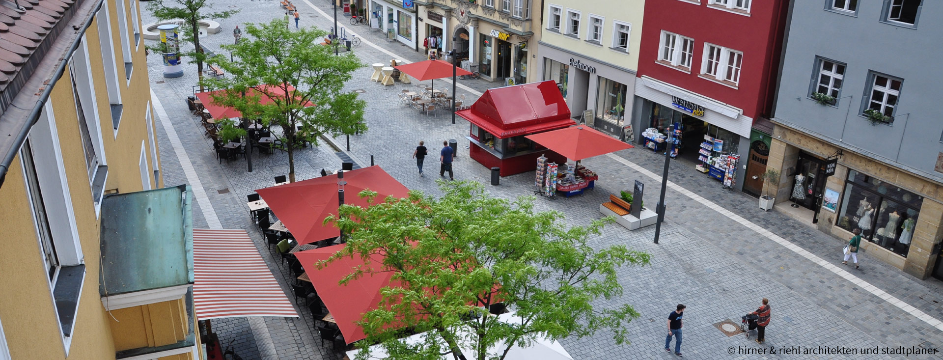 Foto des Markplatzes mit den Marktschirmen © hirner & riehl architekten und stadtplaner
