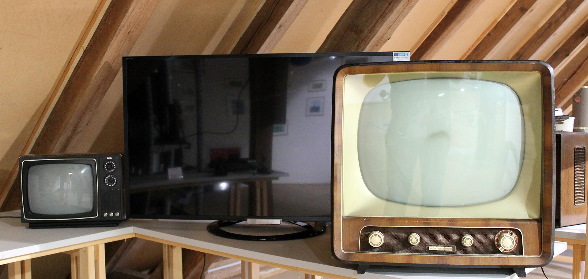 Mehrere alte TV-Geräte
