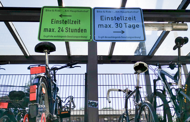 In der Bike & Ride-Anlage am Hauptbahnhof gibt es seit kurzem zwei Parkzonen: Im grünen Bereich dürfen Fahrräder 24 Stunden abgestellt werden, im blauen bis zu 30 Tage.