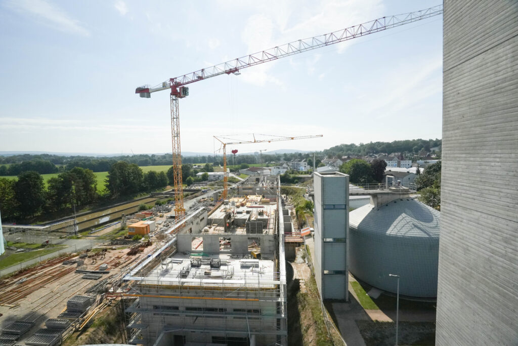 Eine Großbaustelle mit Kränen