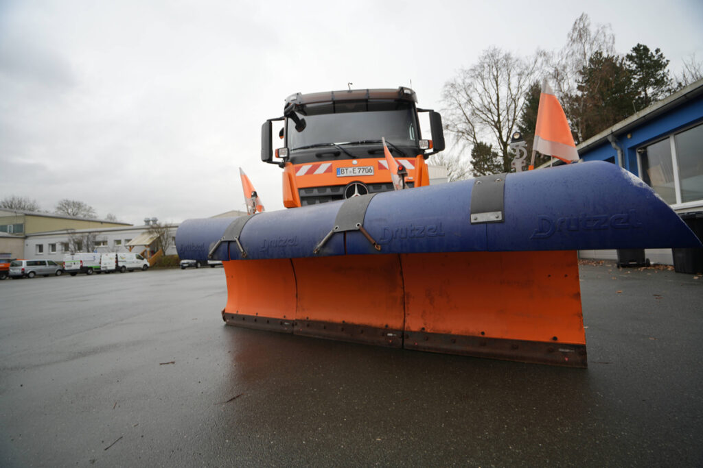 Mit elf großen Räumfahrzeugen wie diesem sorgen bis zu 150 Mitarbeiter des Stadtbauhofs für schneefreie Straßen im Stadtgebiet. Foto: Stadt Bayreuth