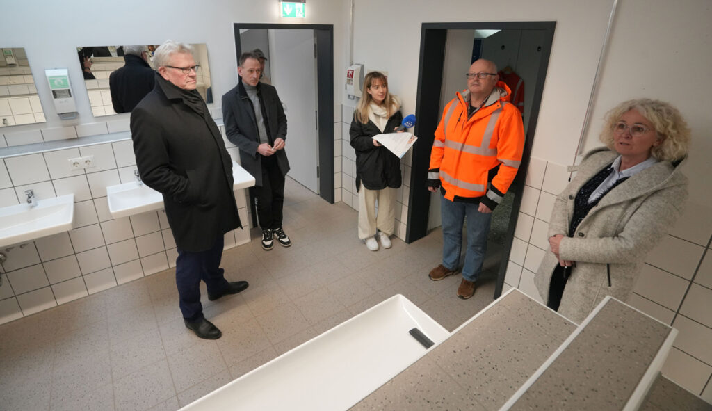 Baureferentin Urte Kelm (rechts) und Bauhofleiter Bernd Sellheim (2. von rechts) erläuterten Oberbürgermeister Thomas Ebersberger (links) die jüngsten Arbeiten am Sozialgebäude des Stadtbauhofs. | Foto: Stadt Bayreuth