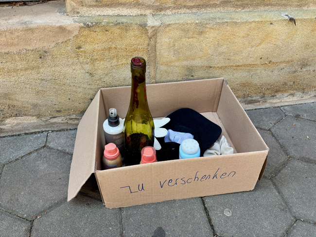 Auch wenn es „gut gemeint“ sein sollte, aber diese „Geschenkbox“ in der Alexanderstraße ist rechtlich gesehen eine illegale Müllentsorgung. Foto: Stadt Bayreuth