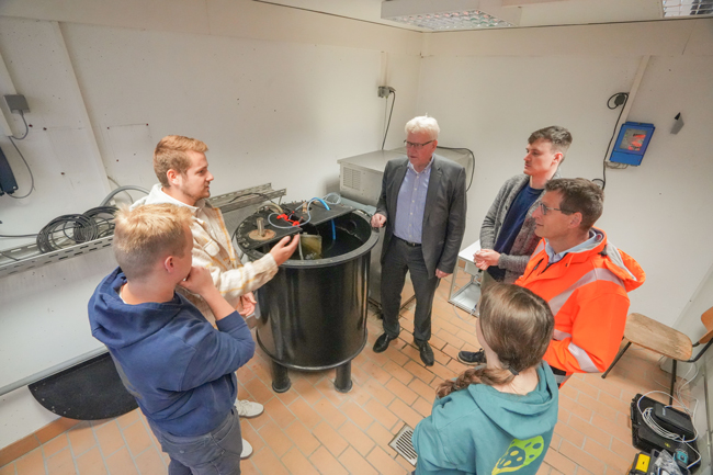 Die Gründer des Bayreuther Start-ups ZAITRUS sowie Klärwerksleiter Lothar Ziegler stellten Oberbürgermeister Thomas Ebersberger die neue Messmethode für Mikroplastik im Abwasser vor. Foto: Stadt Bayreuth