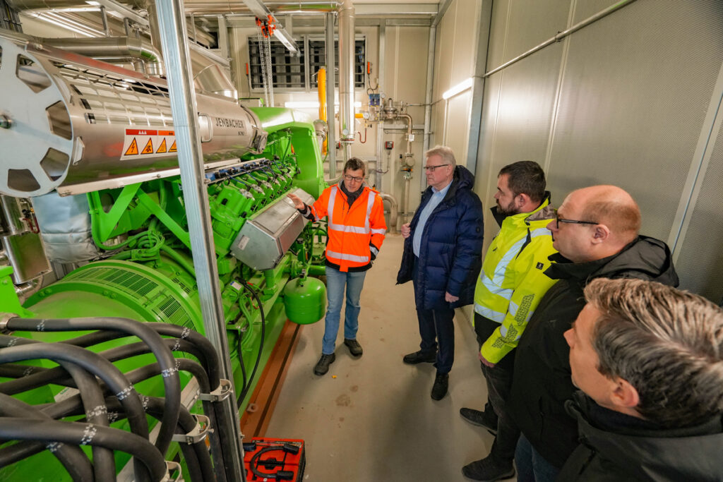 Lothar Ziegler (li.), der Leiter des Klärwerks, erläutert zusammen mit dem (v. re.) Leiter des Tiefbauamts der Stadt Bayreuth, Christoph Batschkat, Projektleiter Volker Stolbinger sowie dem baulichen Bauleiter Frank Pfändner (beide ebenfalls Tiefbauamt) Oberbürgermeister Thomas Ebersberger die Funktionsweise eines der drei Blockheizkraftwerke der neuen Energiezentrale, die gerade in den Probebetrieb gegangen ist. Foto: Stadt Bayreuth