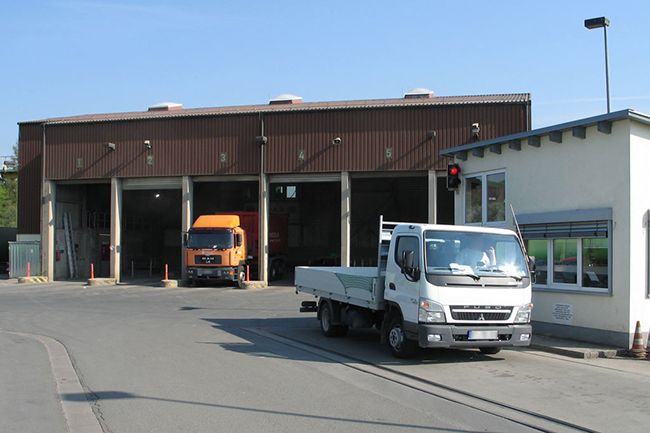 Blick auf die Müllumladestation mit zwei Fahrzeugen