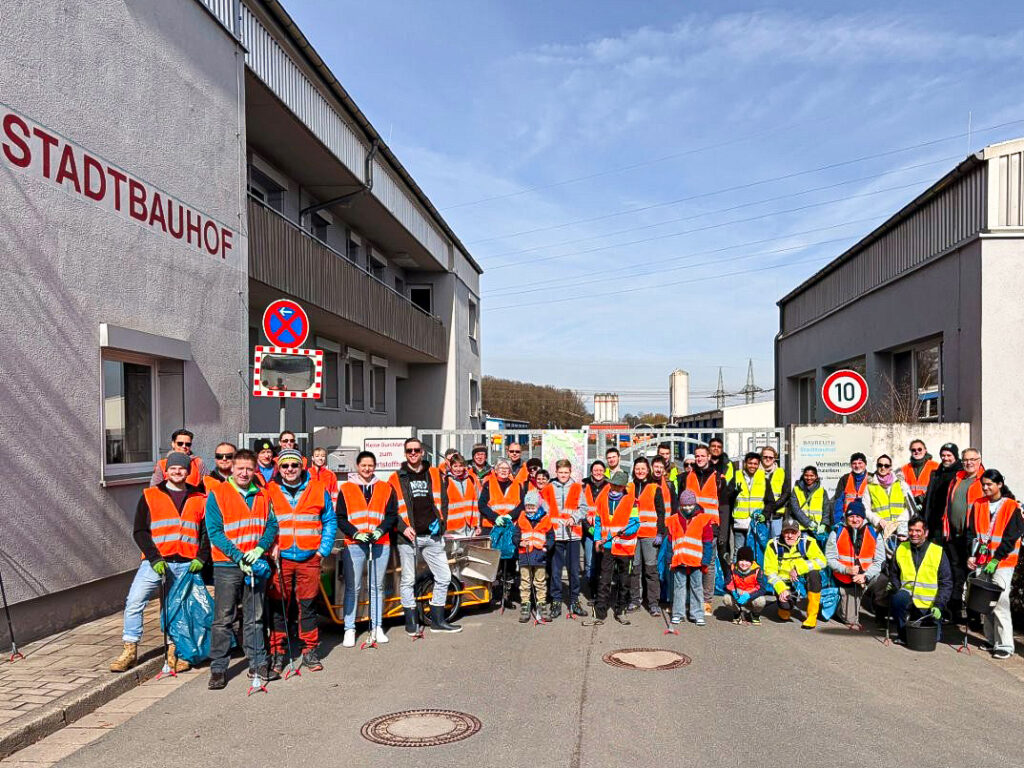 Zahlreiche Bürgerinnen und Bürger aus Bayreuth trafen sich am vergangenen Samstag am Stadtbauhof, um sich an der Müllsammelaktion „Mein Main soll sauber sein!“ zu beteiligen. Foto: Stadt Bayreuth