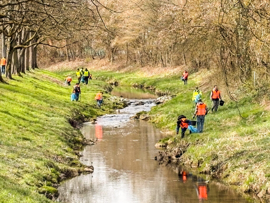 271 Müllsammeln 3: Entlang der städtischen Gewässer hatten die Helferinnen und Helfer viel zu tun. Foto: Stadt Bayreuth
