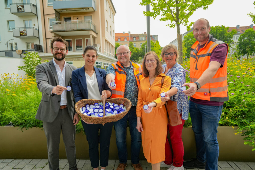 Mit der Ausgabe von Taschenaschenbechern möchte die Stadt Raucherinnen und Raucher dazu motivieren, ihre Zigarettenreste umweltgerecht zu entsorgen. Darauf hoffen: (v. li.) Oberbürgermeister Dr. Andreas Zippel, BAT-Standortleiterin Tina Popp, der Leiter des Stadtbauhofs, Bernd Sellheim, die Stadträtinnen Sabine Steininger und Gabriele Hemmer (beide Bündnis 90/Die Grünen) sowie Oliver Thomä, Sachgebietsleitung Stadtreinigung der Stadt Bayreuth | Fotos: Stadt Bayreuth